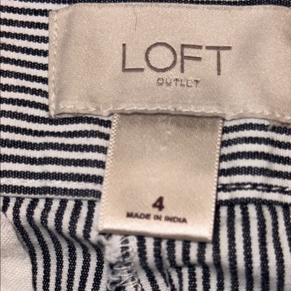 🌹 LOFT Striped Gray and White Women's Shorts - Picture 5 of 6